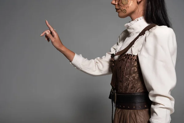 Vista Cortada Steampunk Jovem Mulher Blusa Branca Gesticulando Cinza — Fotografia de Stock