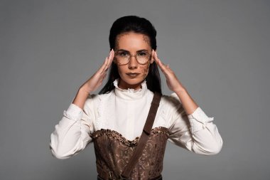 gri izole makyaj gözlük dokunmadan steampunk kadın ön görünümü