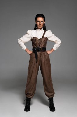 gri kalçaelleri ile duran gözlük steampunk kadın tam uzunlukta görünümü