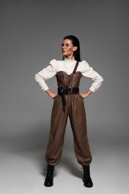 gri kalçaelleri ile ayakta gözlük dalgın steampunk kadın tam uzunlukta görünümü
