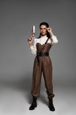 vintage tabanca tutan steampunk kadın tam uzunlukta görünümü ve gri gözlük dokunmadan