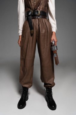gri vintage tabanca tutan steampunk kadın kırpılmış görünümü