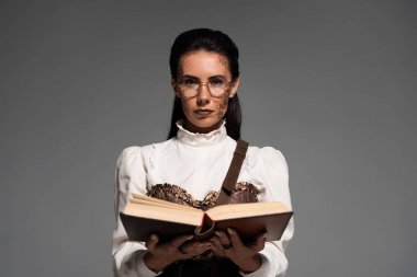gri izole açık kitap tutan gözlük steampunk kadın ön görünümü
