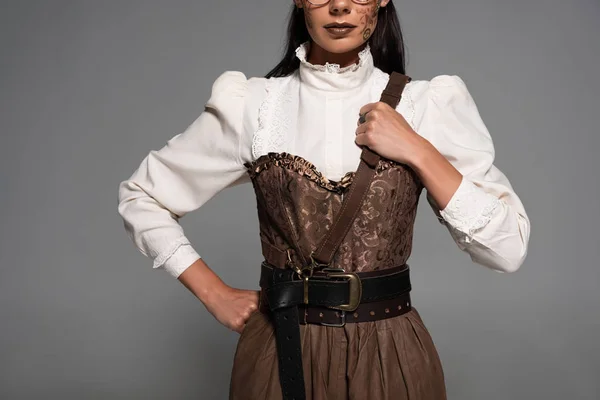 Vista Recortada Mujer Steampunk Con Maquillaje Pie Con Mano Cadera — Foto de Stock