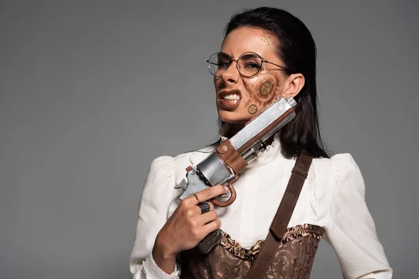 Mujer Steampunk Enojado Sosteniendo Pistola Vintage Aislado Gris — Foto de Stock