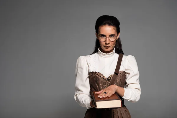 Vista Frontal Mujer Steampunk Gafas Sosteniendo Libro Mirando Cámara Aislada —  Fotos de Stock