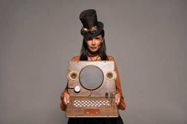 gri izole vintage dizüstü gösteren gözlük ile üst şapka steampunk kadın ön görünümü