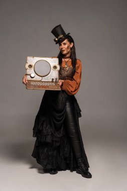 gri steampunk dizüstü gösteren gözlük ile üst şapka kadın tam uzunlukta görünümü