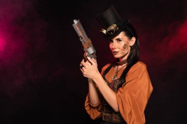 pembe duman tabanca tutan üst şapka güzel steampunk kadın