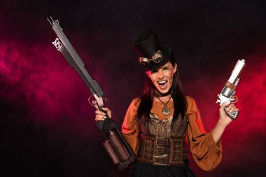 siyah pembe duman silah ve tabanca tutan çığlık steampunk kadın ön görünümü