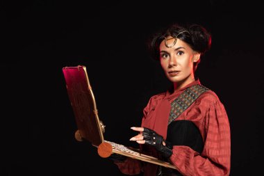 siyah izole dizüstü bilgisayar kullanarak çekici steampunk kadın