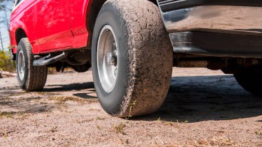 güneşli bir günde yerde kırmızı araba kırpılmış görünümü