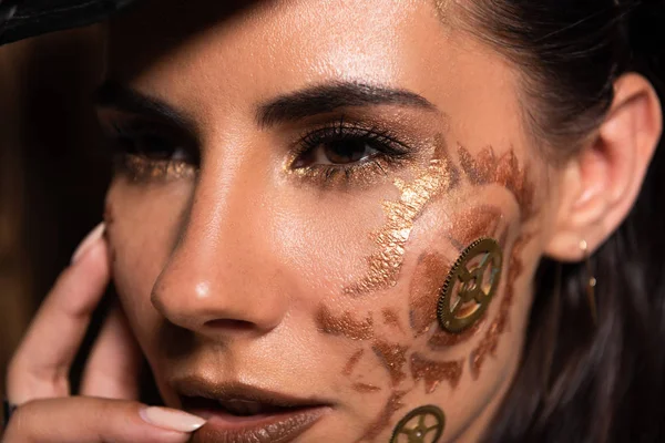 Fundersam Attraktiv Ung Kvinna Med Steampunk Makeup Tittar Bort — Stockfoto