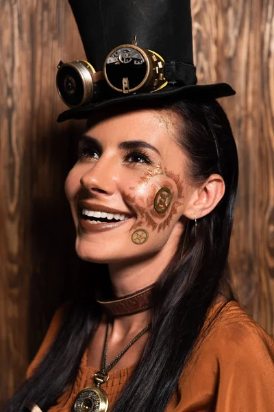 Mujer Steampunk Alegre Con Maquillaje Mirando Hacia Arriba Sonriendo Madera — Foto de Stock