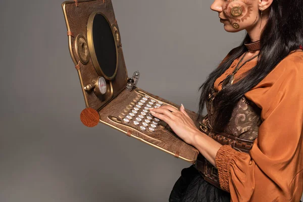 Oříznutý Pohled Ženy Pomocí Steampunk Přenosný Počítač Izolovaný Šedé — Stock fotografie