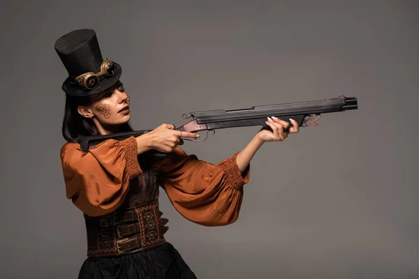 Συγκεντρωμένη Γυναίκα Κορυφαίο Καπέλο Που Στοχεύει Όπλο Που Απομονώνεται Γκρι — Φωτογραφία Αρχείου