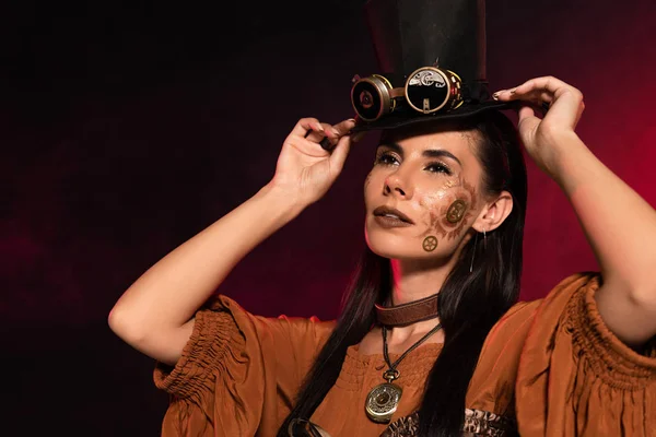 Atractiva Mujer Steampunk Con Maquillaje Ponerse Sombrero Copa Negro Humo — Foto de Stock