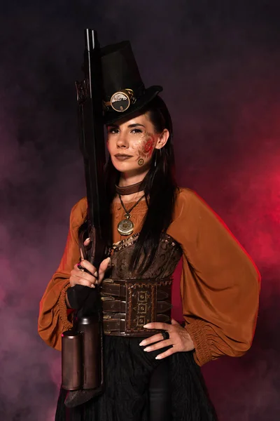 Atrakcyjna Kobieta Steampunk Trzyma Pistolet Stoi Ręki Biodrze Różowy Dym — Zdjęcie stockowe
