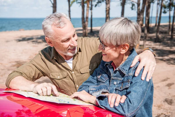 Smiling Senior Couple Travelers Standing Car Looking Map Sunny Day — Stock Photo, Image