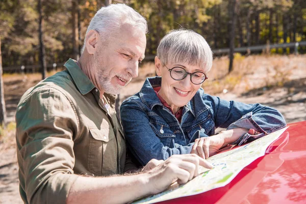 Smiling Senior Couple Travelers Standing Car Looking Map Sunny Day — Stock Photo, Image