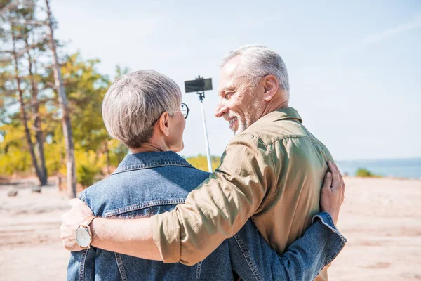 Vista Trasera Pareja Mayor Abrazando Tomando Selfie Día Soleado — Foto de Stock