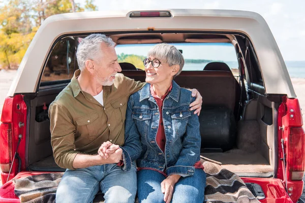 Leende Senior Par Omfamna Och Titta Varandra Nära Bil — Stockfoto