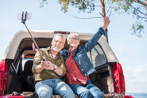 Sonriendo Pareja Mayor Sentada Coche Tomando Selfie — Foto de Stock