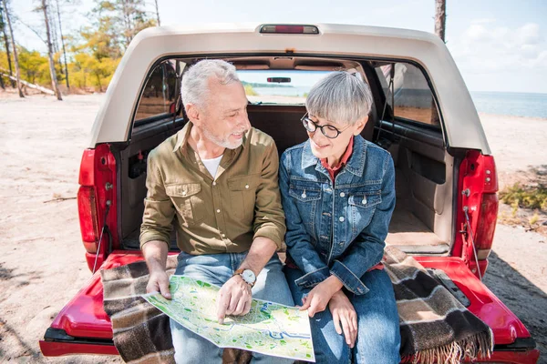 Smiling Senior Couple Sitting Car Holding Map Sunny Day — Stock Photo, Image