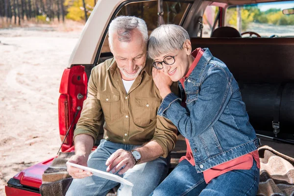 Sonriente Pareja Ancianos Sentado Coche Uso Tableta Digital Día Soleado — Foto de Stock