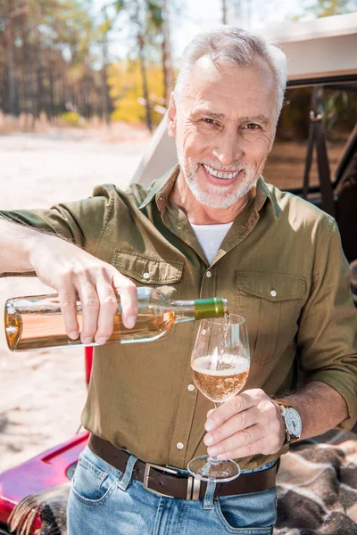 Усміхнений Старший Чоловік Стоїть Біля Машини Поливає Вино Келиху Вина — стокове фото