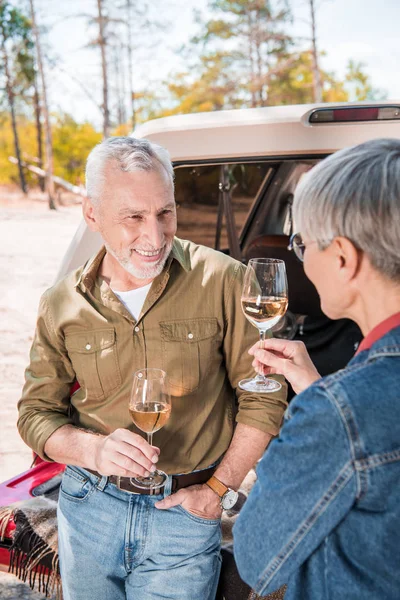 Glückliches Senioren Paar Steht Mit Weingläsern Neben Auto Und Schaut — Stockfoto