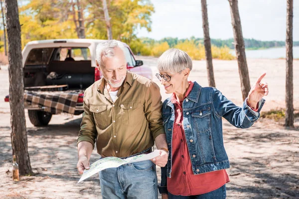Gelukkige Senior Paar Toeristen Kijken Naar Kaart Bos Sunny Day — Stockfoto