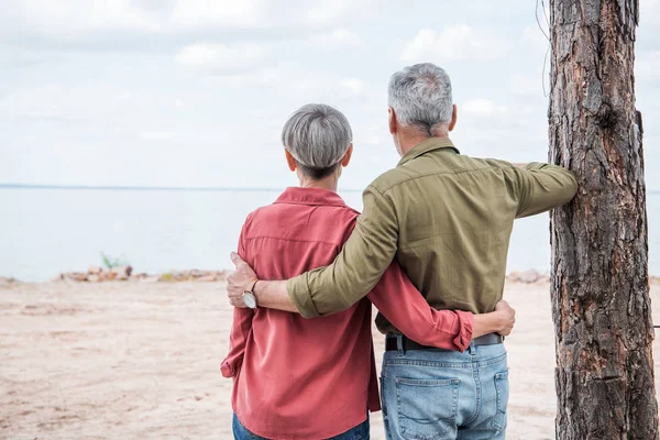 Vista Posteriore Coppia Anziana Abbracciare Sorridere Spiaggia — Foto Stock