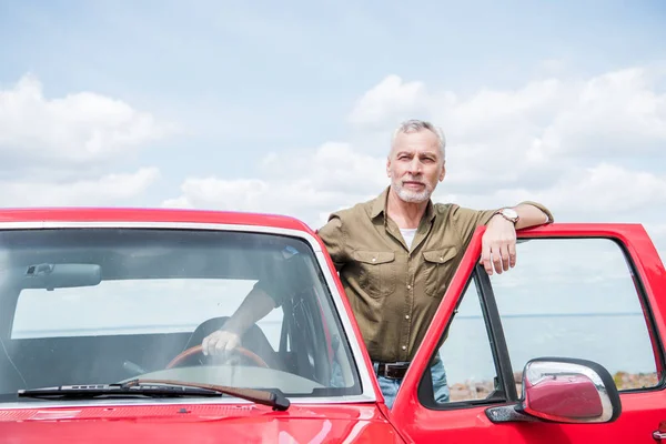Senior Man Inget Piros Autó Napsütéses Napon — Stock Fotó