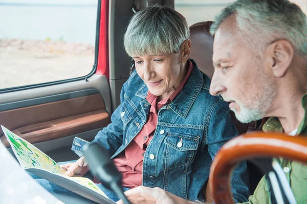 Selectieve Focus Van Senior Paar Kaart Auto — Stockfoto