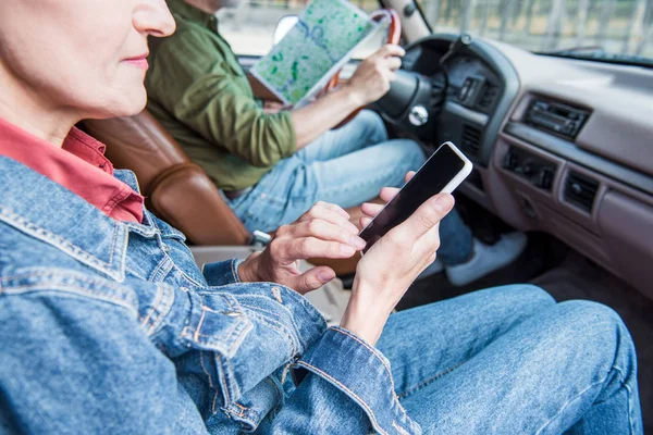 Cropped View Senior Couple Map Smartphone Car — Stock Photo, Image