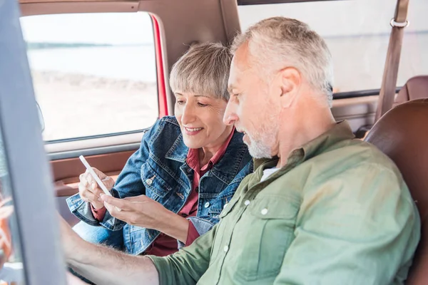 Pareja Personas Mayores Utilizando Teléfono Inteligente Coche Día Soleado — Foto de Stock