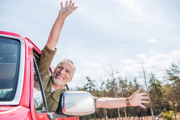 Excitado Homem Sênior Carro Vermelho Acenando Mãos Sob Céu Azul — Fotografia de Stock