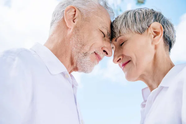 Smiling Senior Couple Touching Foreheads Closed Eyes Blue Sky — Stock Photo, Image