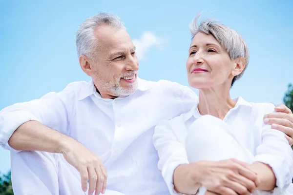 Mavi Gökyüzü Altında Kucaklayan Beyaz Gömlek Mutlu Gülümseyen Yaşlı Çift — Stok fotoğraf
