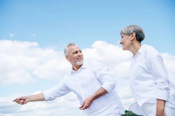 Feliz Sonriente Pareja Ancianos Camisas Blancas Mirándose Bajo Cielo Azul — Foto de Stock