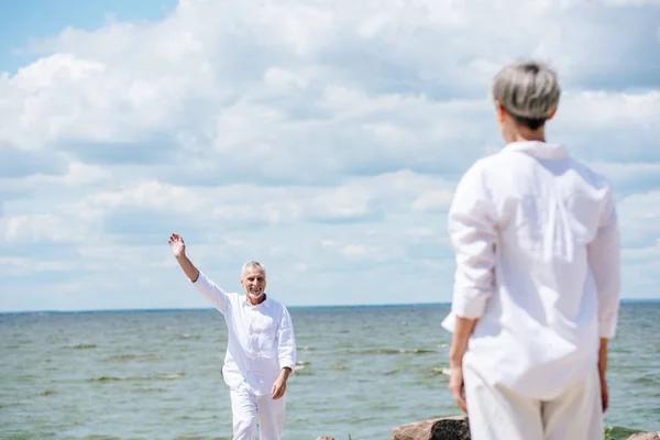 Back View Senior Woman Man Waving Hand River Sunny Day — Stock Photo, Image