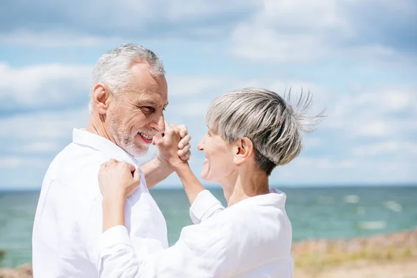 Glückliches Senioren Paar Schaut Sich Beim Tanzen Strand — Stockfoto