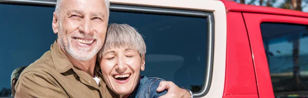 Panoramablick Auf Ein Glückliches Älteres Touristenpaar Das Neben Dem Auto — Stockfoto