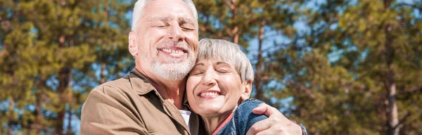 幸福的老年夫妇拥抱微笑和闭着眼睛的全景 — 图库照片