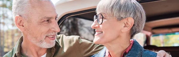 Vue Panoramique Couple Personnes Âgées Souriantes Qui Regardent Près Voiture — Photo