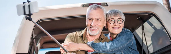 Vista Panoramica Sorridente Coppia Anziani Prendendo Selfie Vicino Auto — Foto Stock