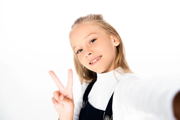 Aranyos Iskoláslány Mutatja Győzelem Jele Szedését Selfie Néztem Kamera Fehér — Stock Fotó