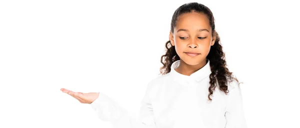 Plano Panorámico Colegiala Afroamericana Apuntando Con Mano Aislada Sobre Blanco — Foto de Stock