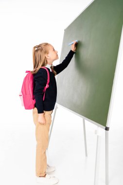 beyaz arka plan üzerinde yeşil pano üzerinde yazılı pembe sırt çantası ile sevimli kız öğrenci